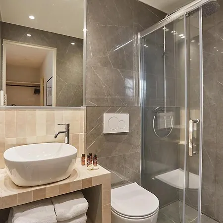 Center Of By Prestige Apartment *